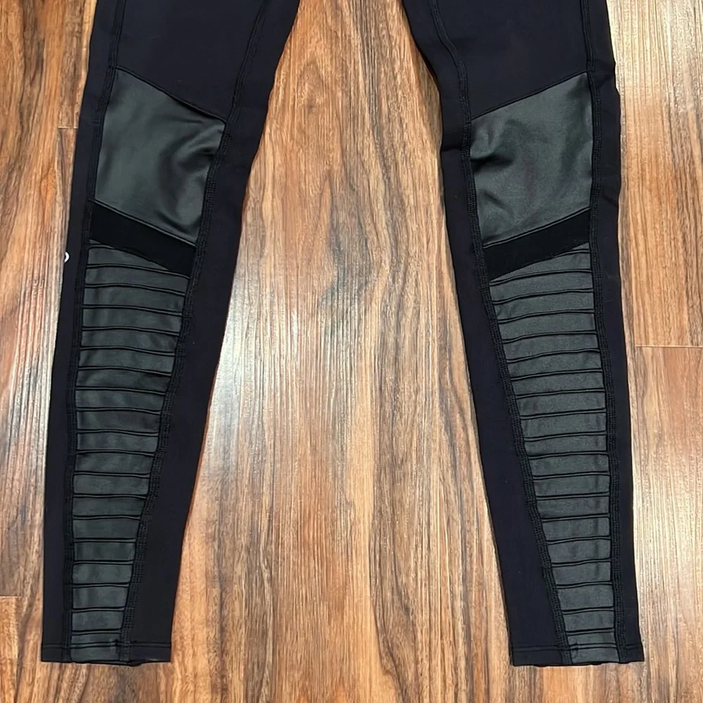 NWOT Alo Yoga High Waist Moto Legging